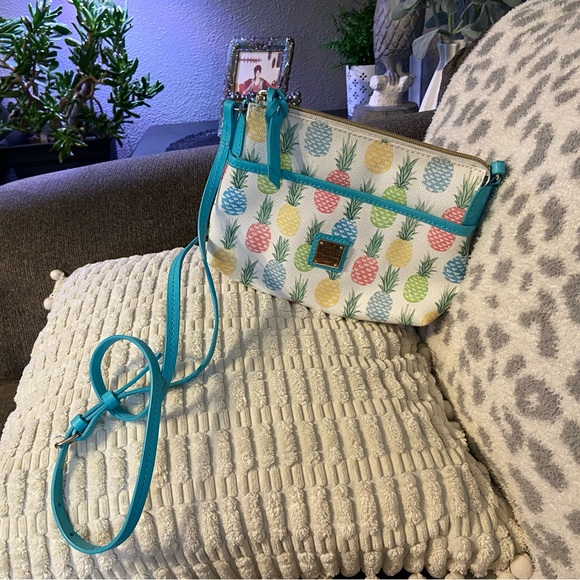 Pineapple print genuine Dooney and Bourke crossbody - Picture 1 of 10